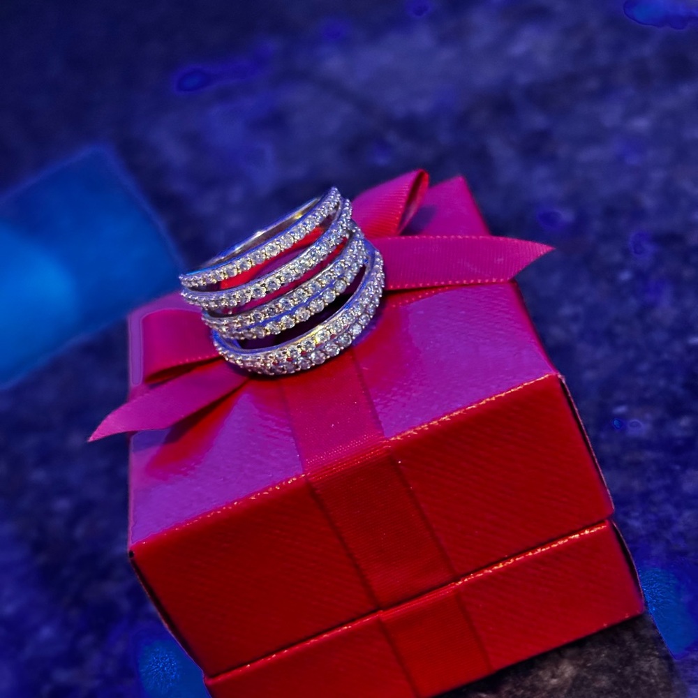 😎❤️DAZZLING 14K SOLID GOLD AND DIAMOND RING😎❤️😳❤️❤️